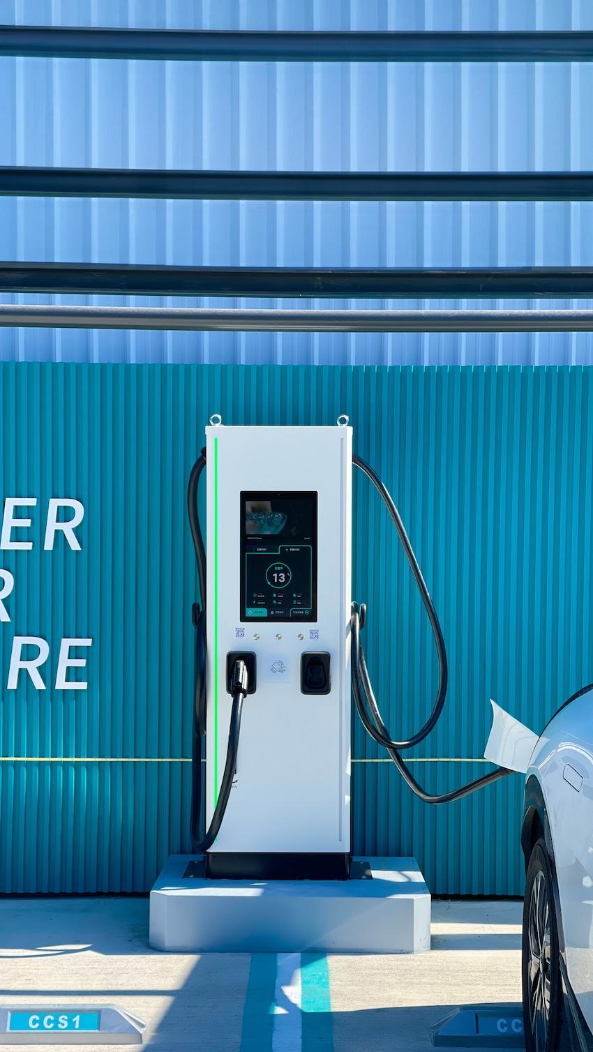 提供 360kW＋180kW 多達 14 個充電車位。