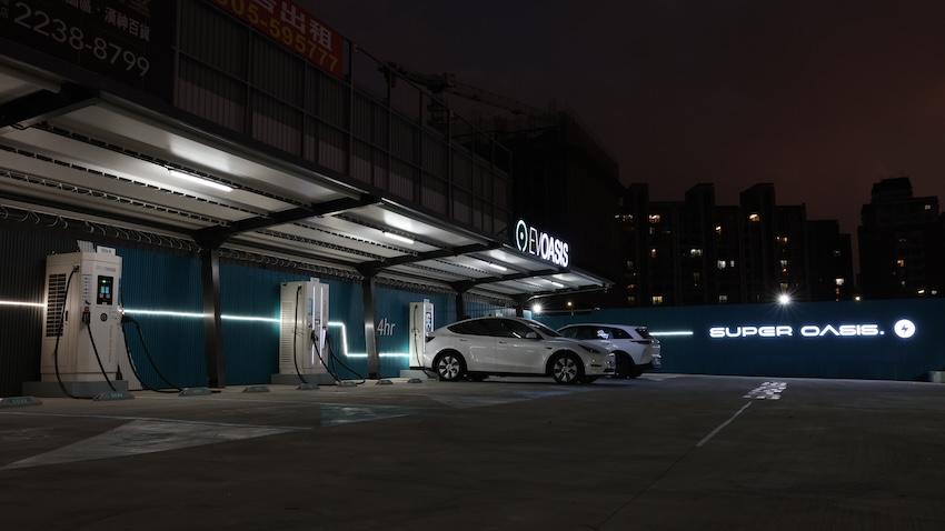 CCS1 與 CCS2 各有 7 個車位，並且有遮雨棚。