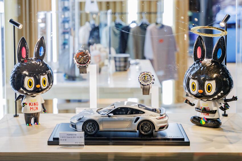 保時捷全新概念店 Porsche NOW 落腳新店裕隆城！邀請超人氣 Labubu 跨界共演 創造嶄新品牌體驗