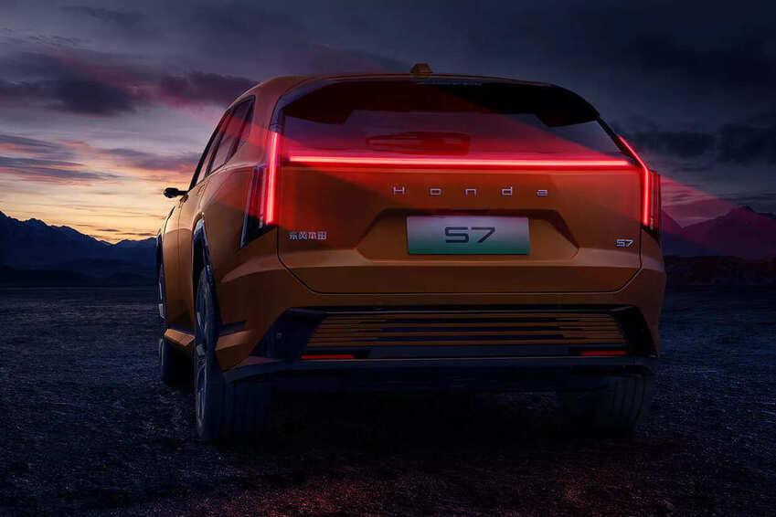 橫貫式 LED 尾燈相當有辨識度，S7 主要對手鎖定特斯拉 Model Y。