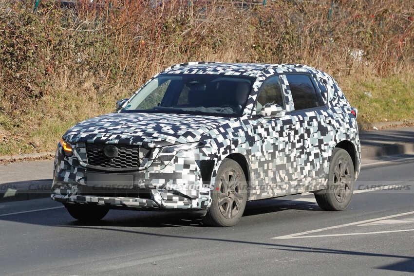 新一代 Mazda CX-5 現身歐洲進行道路實測，新款頭燈相當吸睛，內部設計也與美規版略有不同。