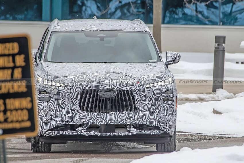 車頭採用與 QX80 相似的直柵式水箱護罩、琴鍵 LED 日行燈與分層式頭燈設計。
