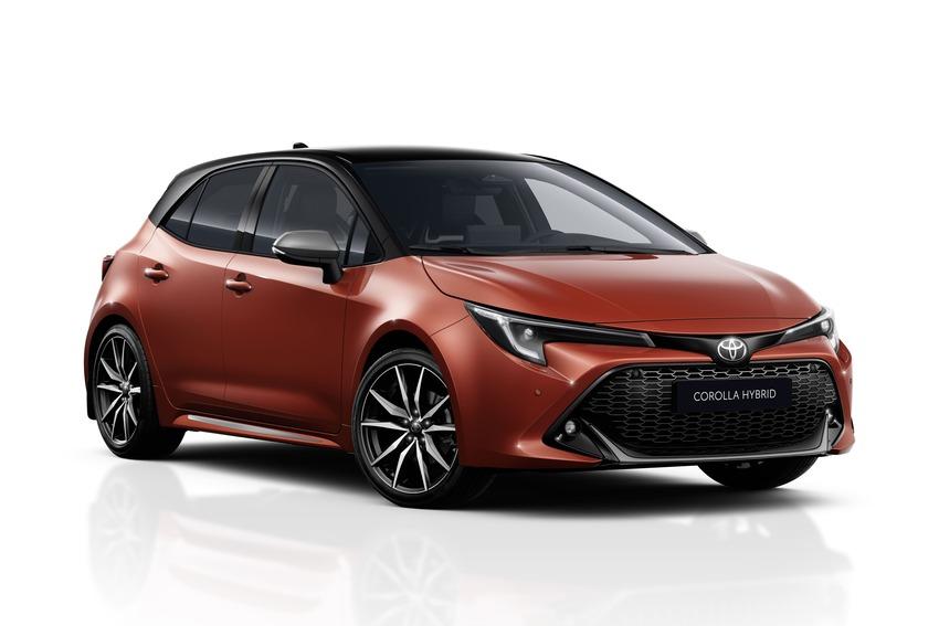 歐洲 Toyota 推出新年式 Corolla 車系，全新赤鐵紅車色是升級亮點之一。（圖為新年式 Corolla Hatchback）