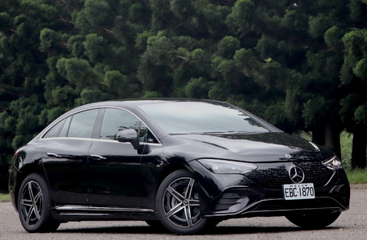 〈試駕報導〉配備加滿戰力漲  純電轎跑賓士EQE 350+  依然帥又有勁