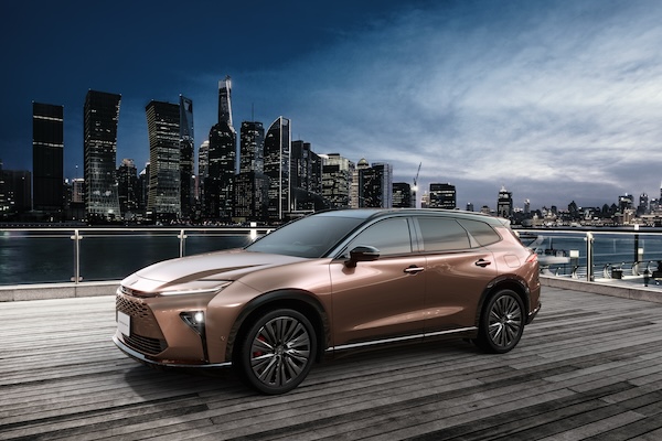 Toyota 皇冠休旅 Crown Estate 日本 143 萬元起開賣！台灣已註冊商標  待總代理宣布