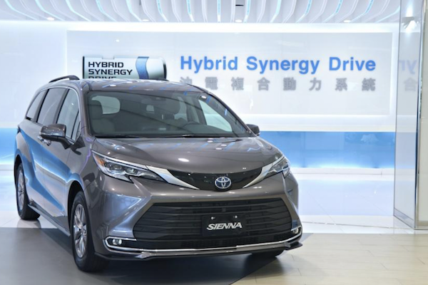 Toyota 一次召回三款車！Alphard、Sienna、Camry Hybrid 將回廠處理