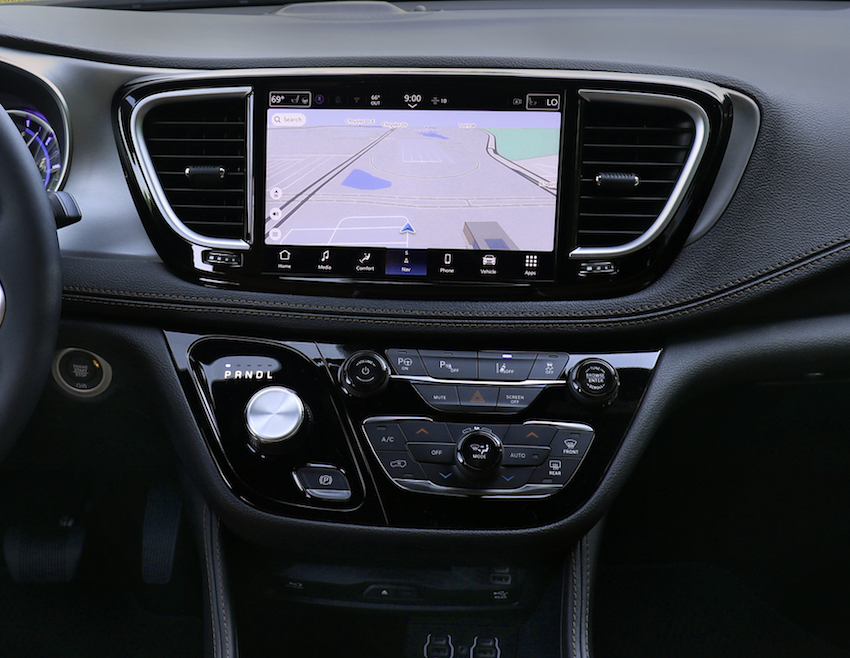 美國 Chrysler Pacifica 設計了排檔旋鈕，但與音量調整旋鈕很近，有誤觸風險。（圖片來源：Chrysler）