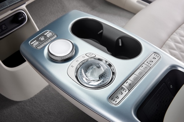 汽車排檔設計一個比一個炫  車主抱怨：操作複雜、安全堪憂