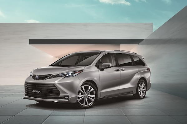 Toyota Sienna 新年式升級大螢幕與內裝色！全車系漲 1 萬元
