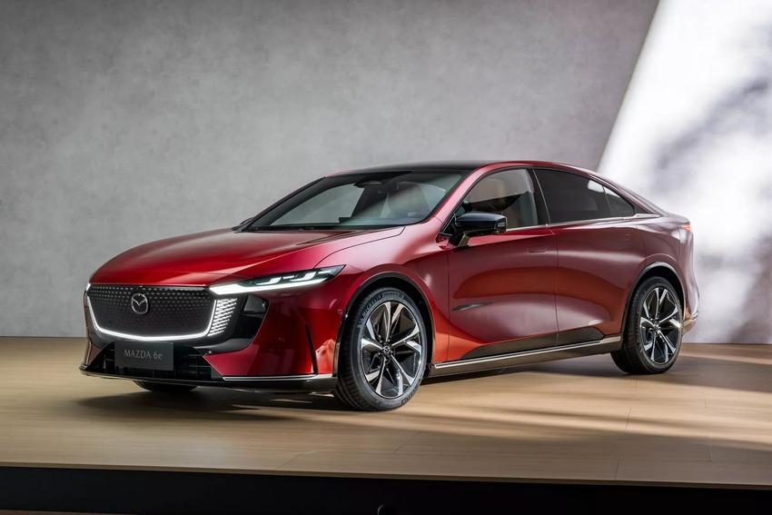 圖為 Mazda 6e。