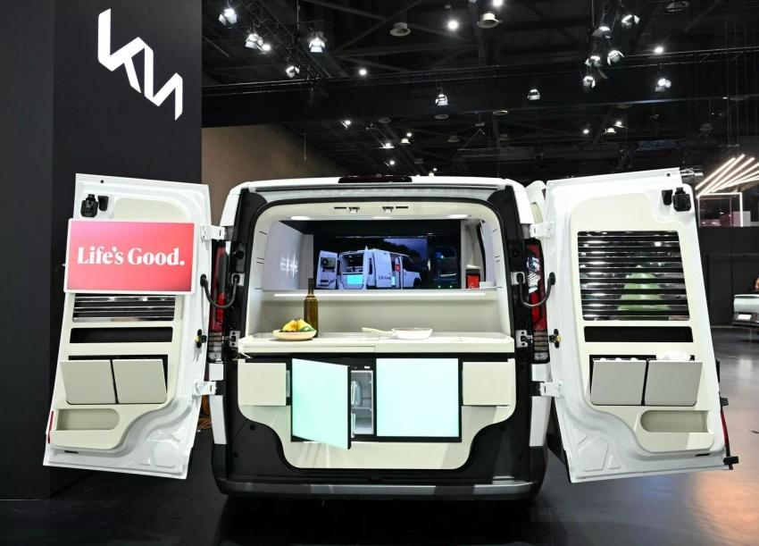 露營車配備有 LG 冰箱、烤箱等家電。