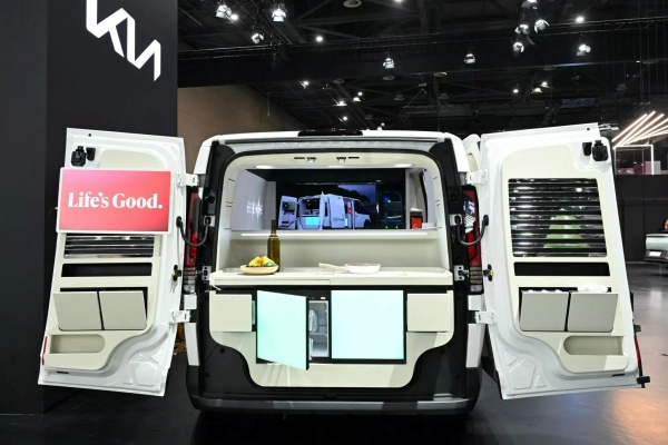 Kia 純電 MPV 與 LG 合作導入智慧家電！化身移動商店與露營車