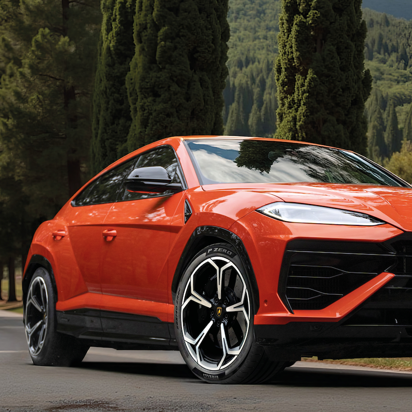 像是 Lamborghini 的車款也會採用 P Zero 定製版本。