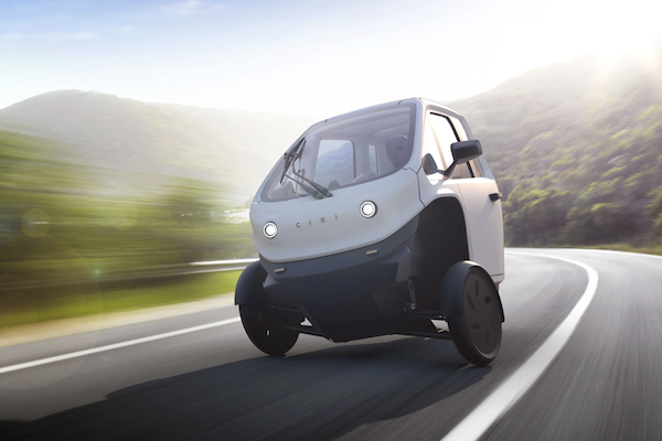 腳踩時速上看 120 公里！法國電動三輪車可跑高速公路