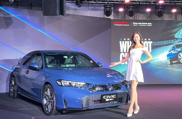Honda Civic小改款在台上市 單一油電e：HEV動力 新增深海藍車色