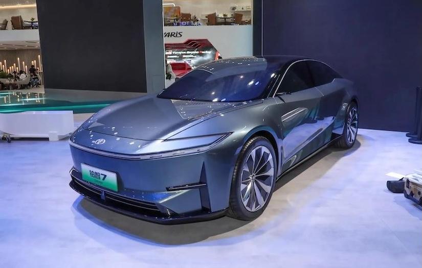 Toyota 預告純電轎跑車發表時間！與 Lexus ES 大改款輪廓高度吻合引發討論
