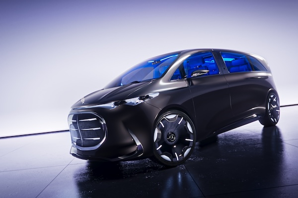 未來超豪華 MPV 預覽！賓士 Vision V 搭科幻外型、65 吋沉浸式座艙登場