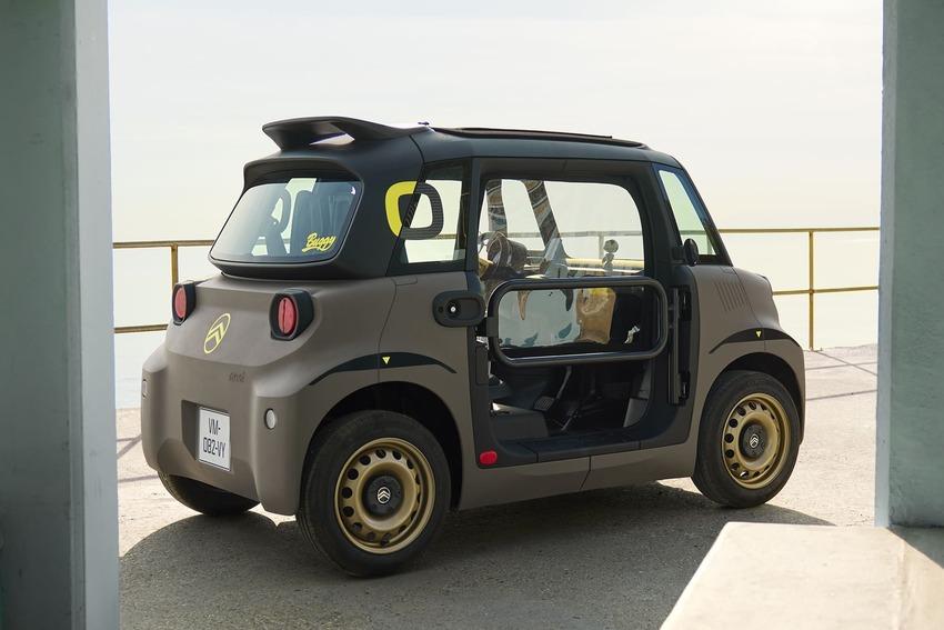 金屬管狀車門是 Ami Buggy 招牌特色，身後也設有擾流尾翼強化動感氣息。