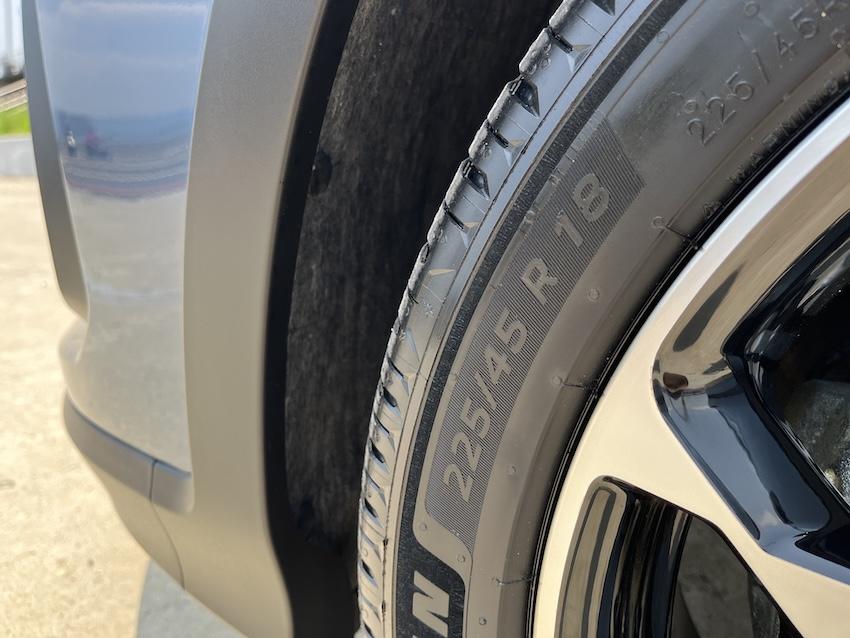 輪胎尺寸 225/45 R18，不同於 Focus Active Wagon Vignale 原本的 215/50 R18。
