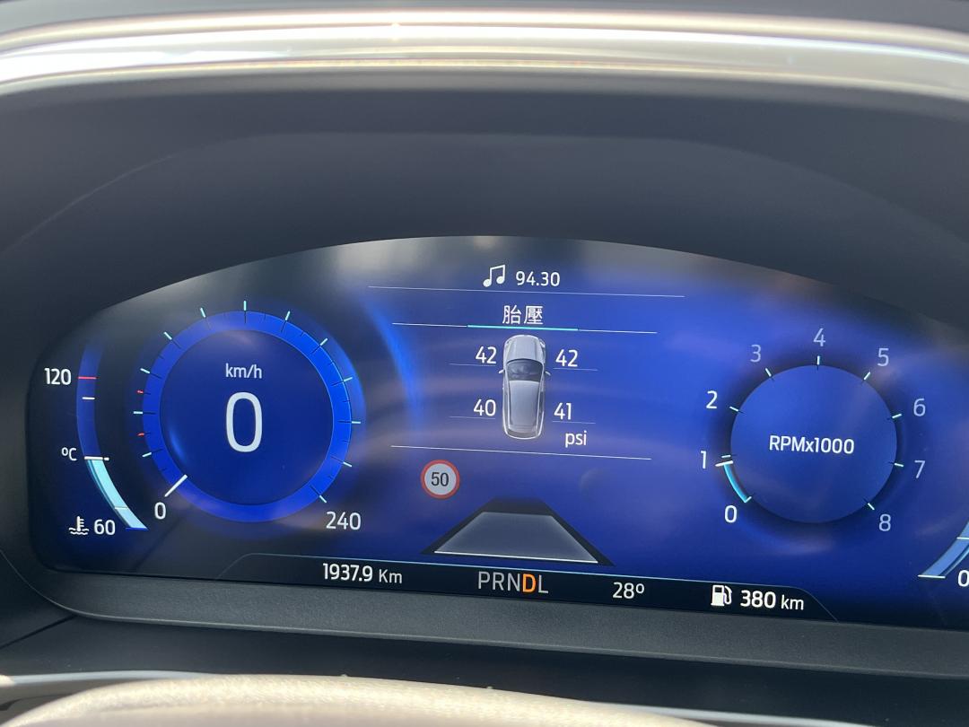 輪胎胎壓介於 40-42psi 之間。