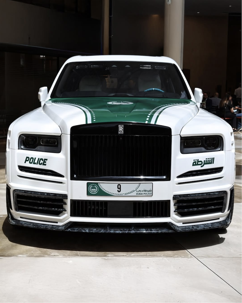 這輛 Cullinan 警車有著個位數數字 9，價格不菲的車牌，外媒預估總價值更將突破 4000 萬元台幣。