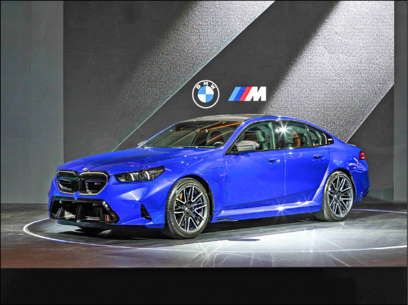 新一代BMW M5透過M款進階空力套件及寬闊輪拱設計，打造專屬的性能姿態，售價763萬元。