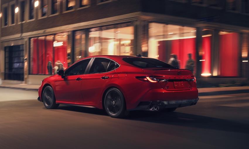 Toyota Camry Nightshade Edition 有午夜黑金屬外觀設計元素。
