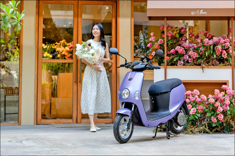 中華eMOVING Shine今年推出全新羅蘭紫車色，突顯浪漫氛圍。