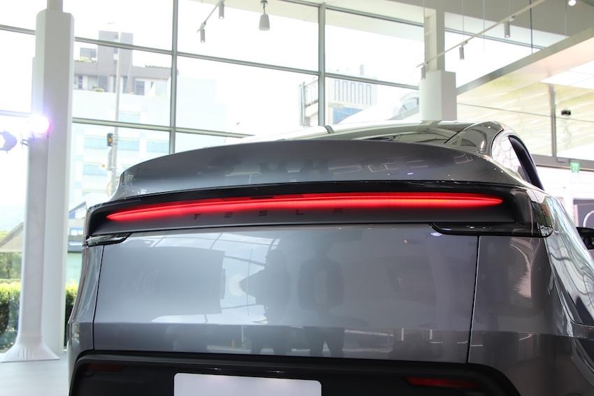 全新 Model Y 的單一貫穿式尾燈，為間接反射式車身面板尾燈。