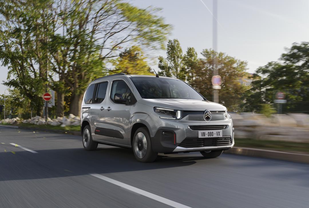 小改款Berlingo XL採用橢圓廠徽及ㄈ字型日行燈，打造煥然一新的動感面容。