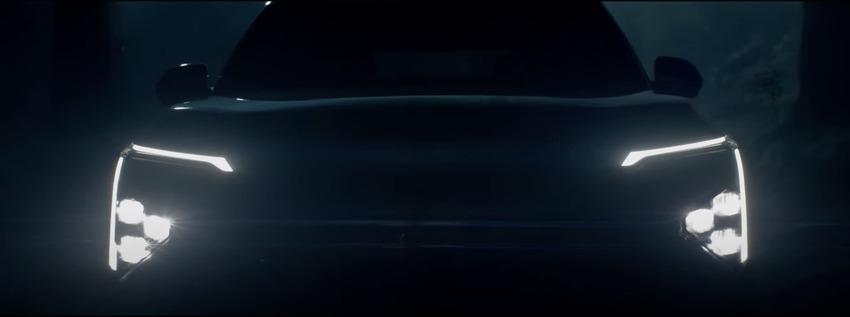 車頭採用與 EV5 相似的直立式 LED 頭燈設計，倒 L 型的日行燈條具有高辨識度。
