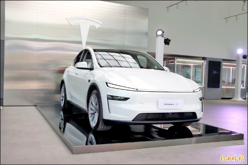 特斯拉新款Model Y實車在台灣亮相，將於6月開始交車。圖為Long Range全輪驅動車型。（記者陳英傑攝）