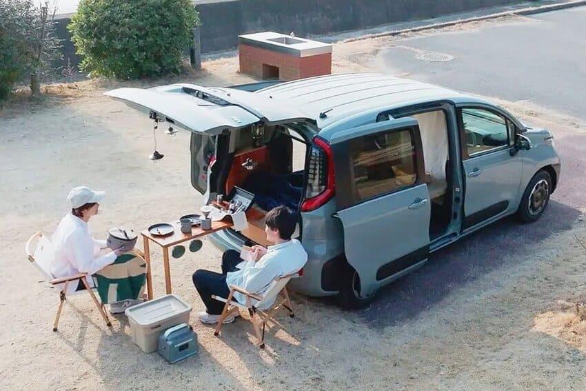 日本改裝品牌 YURT 推出新版 VanLife Roomkit 套件，讓 Sienta 化身移動小木屋。