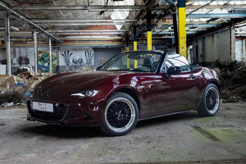Mazda St-Michel 與 Gisele Racing 合作推出限量 15 台的 MX-5 Toji 特仕版。