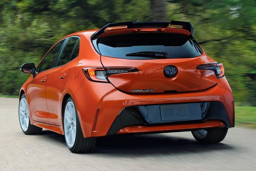 身後的 Corolla 復古式樣銘牌極具特色。