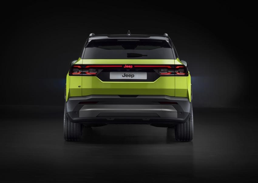 車頭採用 Jeep 招牌的七柵式水箱護罩設計，車尾則以橫貫式 LED 尾燈展現新意。