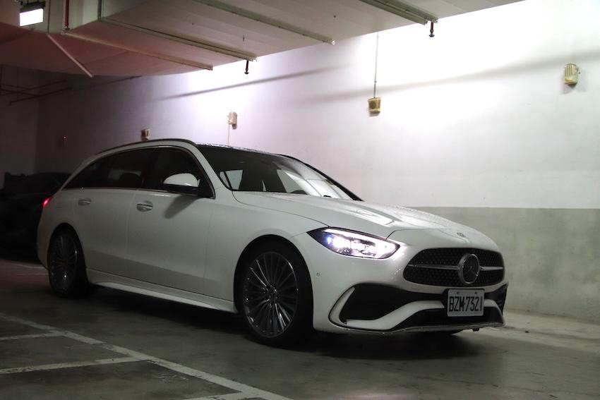 Mercedes-Benz C 300 Estate 正 25 年式，升級多項配備。