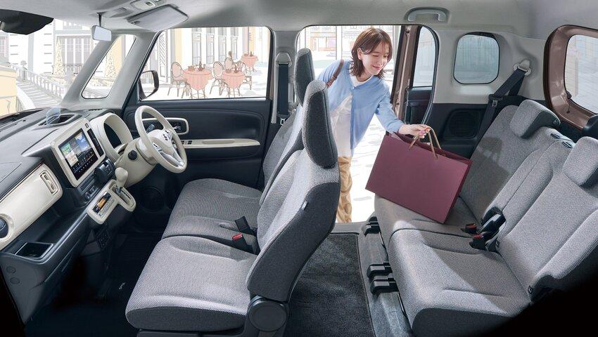 小車也有大空間，雙側邊電動滑門使用也相當方便。