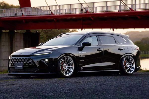 最實用 Toyota 皇冠休旅性格大變！Crown Estate 低趴上路更帥氣拉風