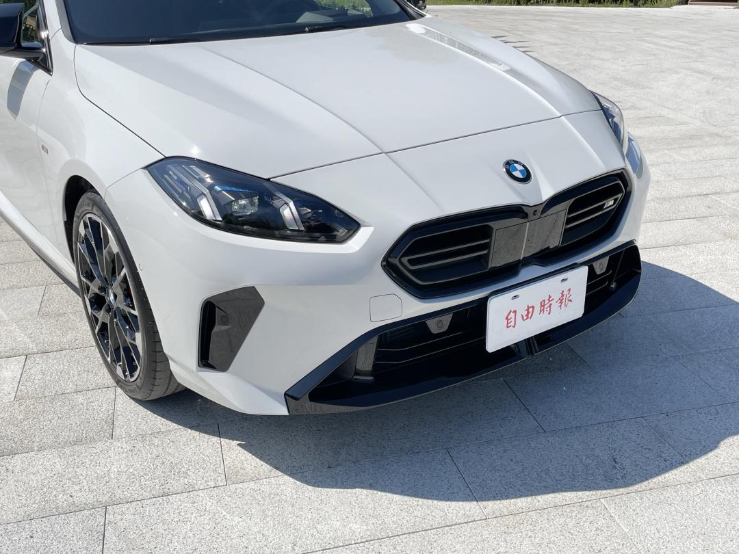 M135換裝橫柵式水箱護罩及M款空力套件，打造動感新面容。