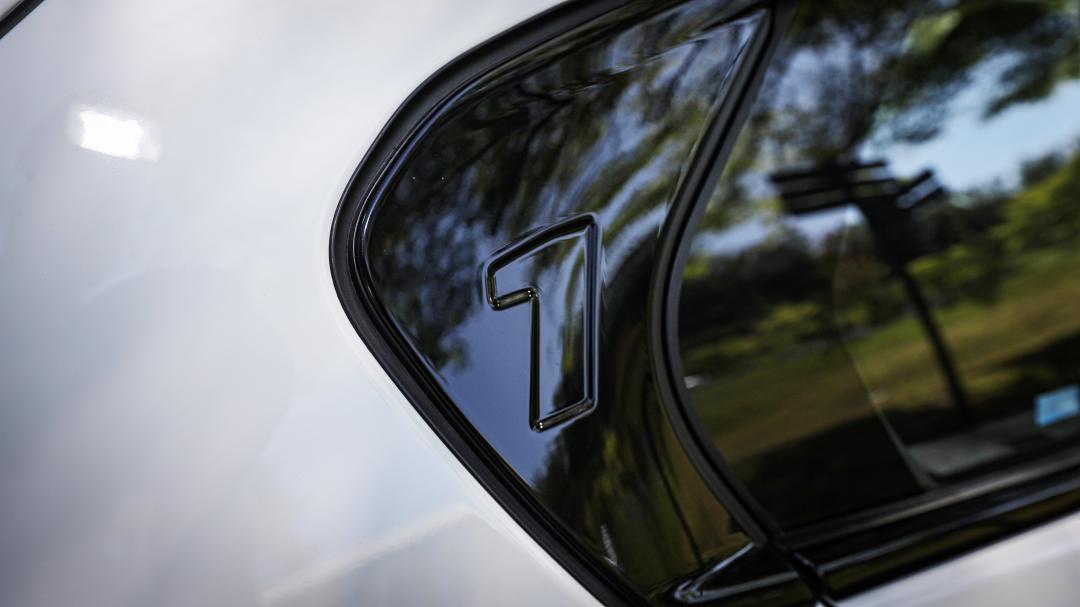 車側「1」字標誌是全新1系列外觀特徵。（記者鄭世樺攝）