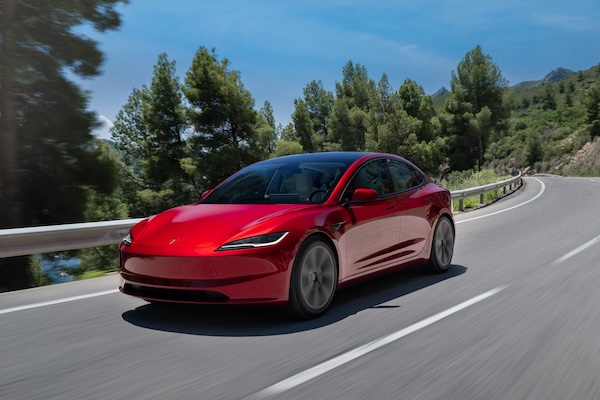 女童搭 Model 3 打翻水 維修費高達 1.5 萬元？台灣特斯拉出面回應