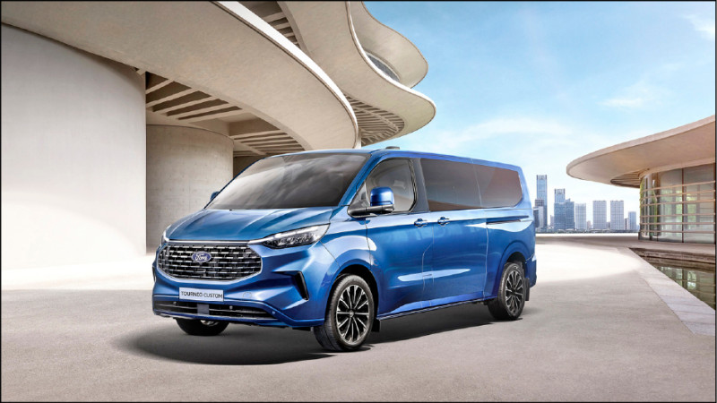 新年式福特旅行家售價146.8萬元起。圖為頂規八人座商務旗艦車型。