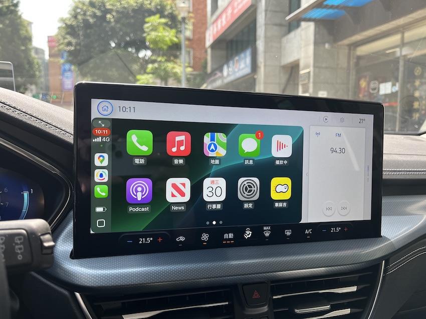 Android Auto 和 CarPlay 使用體驗還不穩定也不可靠，讓駕駛無法放下手機。