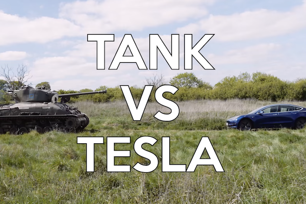 二戰老兵駕駛坦克輾壓 Model 3！意外凸顯特斯拉安全性