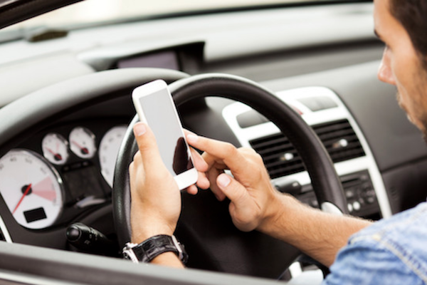 9 成駕駛開車不專心！研究：看手機分心時間超過 200 秒