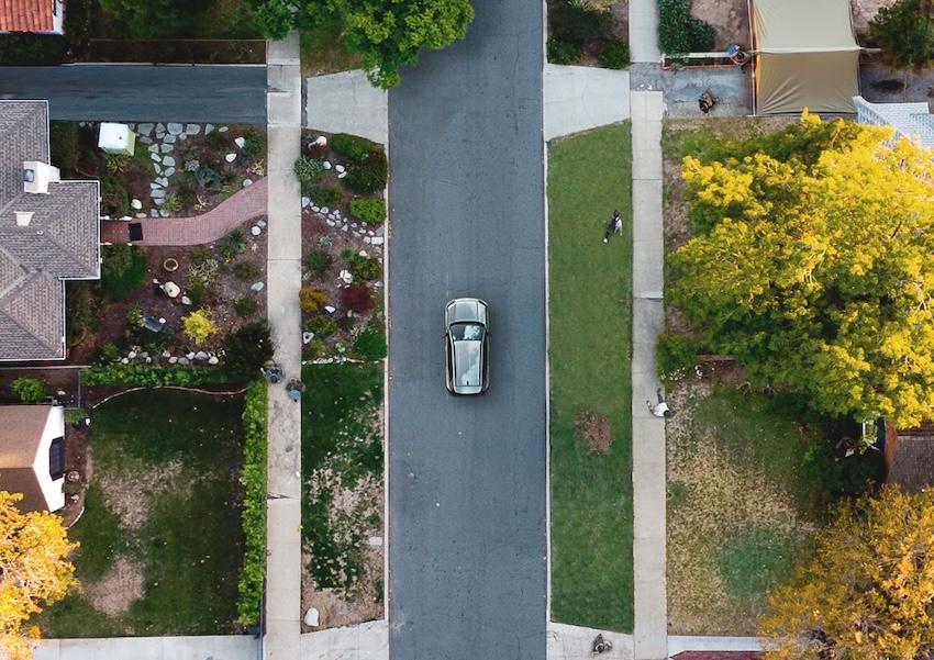 Toyota 在美國官網，公布了三張從天空鳥瞰圖，分別是雪地、都市與山路彎道。