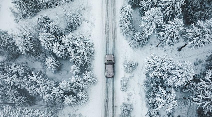 Toyota 在美國官網，公布了三張從天空鳥瞰圖，分別是雪地、都市與山路彎道。