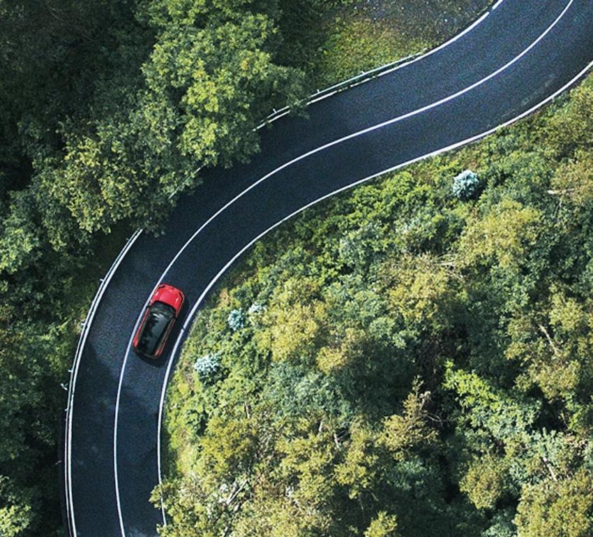 釋出的鳥瞰圖，展現出 RAV4 第六代在各種道路的均衡表現。