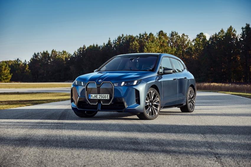 BMW iX 小改款，分別為 iX xDrive45 M Sport 預售價 369 萬元，與 iX xDrive60 M Sport 預售價 489 萬元。